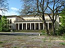 Part of the entire Bogensee complex, consisting of the former country estate of Joseph Goebbels with residential house, guest house and farm building as well as the extension buildings of the former Bogensee youth college from the 1950s with a lesson building, student residences and community house including the open spaces and green spaces within this complex