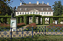 Branitzer Park mit Schloss einschließlich Terrassenanlage; Marstall und Kavalierhaus mit italienischer Mauer und Pergola; Parkschmiede; Cottbuser Torhaus mit Toranlage; Branitzer Parkwärterhaus; Gärtner- bzw. Parkinspektorenhaus (Ersatzneubau); neuem Gutshof bestehend aus Gutsinspektorenhaus, Rinder- und Pferdestall mit Kutscherhaus, Schafställe mit Schäferwohnung, Scheunen, Einfriedungsmauern und Torpfeilern; Parkvorwerk bestehend aus Pferdestall mit Kutscherwohnung und Wagenremise, Ziegelscheune, Lattenscheune, Waschhaus, Schmiede; Schlossgärtnerei mit Oberhaus und Gewächshäusern; Büdnerhaus; Park mit garten- und bildkünstlerischer Ausstattung u. a. Schlosssee mit Venus Capua; Rosenlaube; Pyramidensee mit Tumulus [Grab Pückler], Insel mit Gedenk-stein und Grabkreuz der Fürstin Lucie von Pückler-Muskau und Ägyptischer Treppe; Brücken, Landpyramide; Erbbegräbnis Pückler; Schwarzer See mit Schwanenhäuschen und Fischbalkon