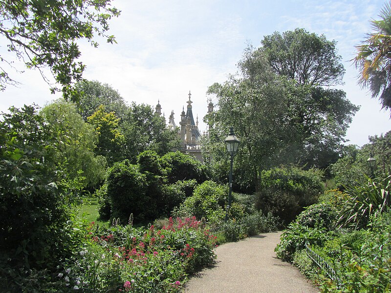 File:Brighton royal pavilion gardens.jpg