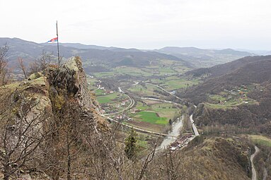 Pogled sa tvrđave na istoimeno selo.