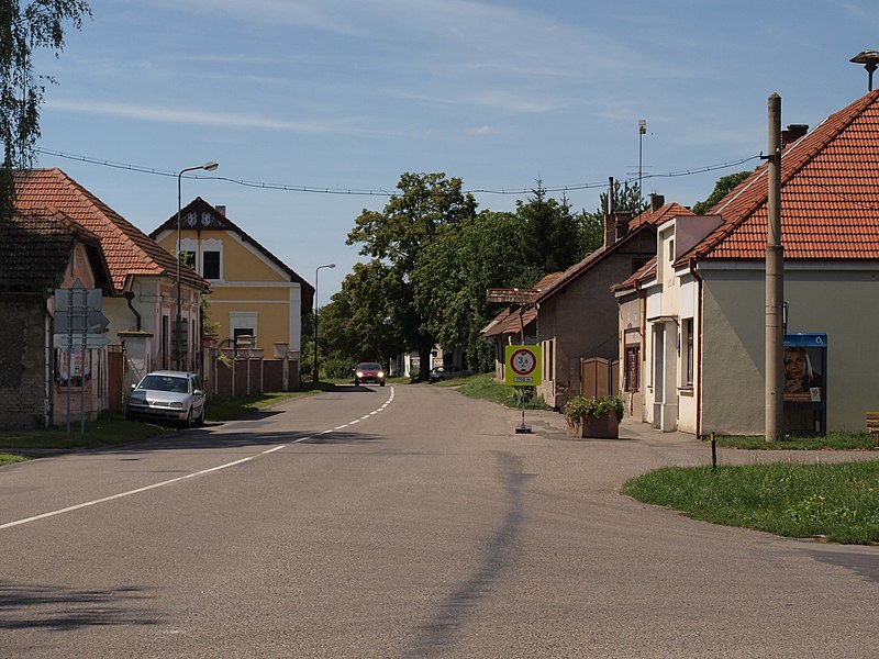 File:Budiměřice, křižovatka.jpg