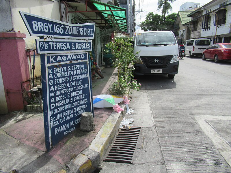 File:Buildings roads in Tondo District of Manila Metro Manila 06.jpg