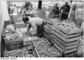 Bundesarchiv Bild 183-1983-0813-001, Berlin, Ankauf von Obst und Gemüse.jpg