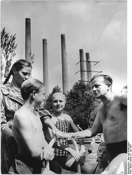 File:Bundesarchiv Bild 183-47803-0001, Lothar Heinz Hauenschild mit Schülern im Schwimmbad.jpg