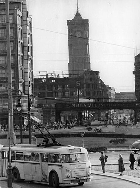 File:Bundesarchiv Bild 183-67074-0001, Berlin, Alexanderplatz, Rotes Rathaus.jpg