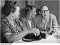 Bundesarchiv Bild 183-73766-0039, Aue, II. FDGB-Arbeiterfestspiele, Schauspieler, Arbeiter.jpg