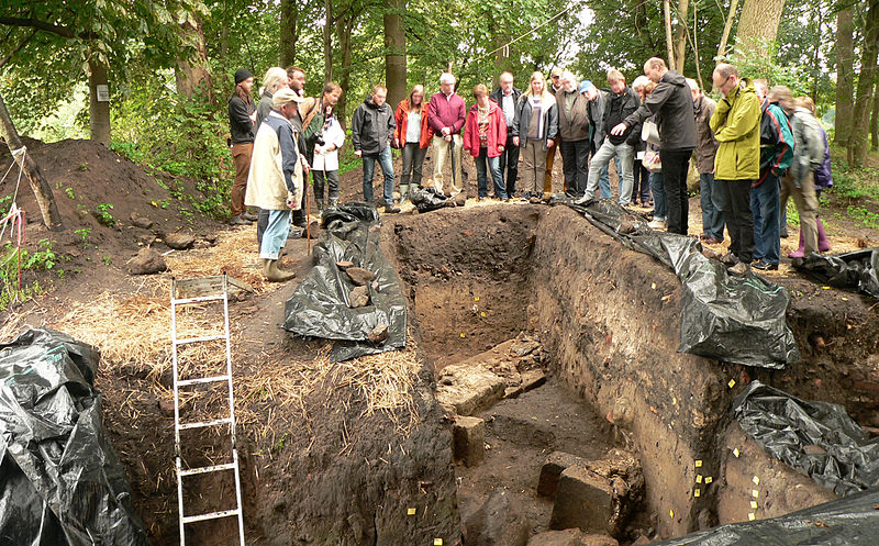 File:Burg Wölpe Grabung 2015 Führung.jpg