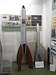 Varianta experimentální stratosférické rakety AviaVNITO (vlevo) a balistické střely typu 604 (uprostřed)