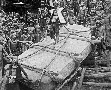 ca.1905 COLLECTIE TROPENMUSEUM 'Het verslepen van de steen 'Darodaro' voor de gestorven Saoenigeho van Bawamataloea Nias TMnr 1000095b