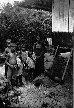 COLLECTIE TROPENMUSEUM Portret van een groep Karo Batak kinderen en een vrouw op leeftijd naast een weeftoestel TMnr 60004179