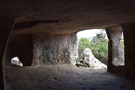 Höhle 3: links der Durchstieg zur Höhle 2; ganz rechts der originale Eingang