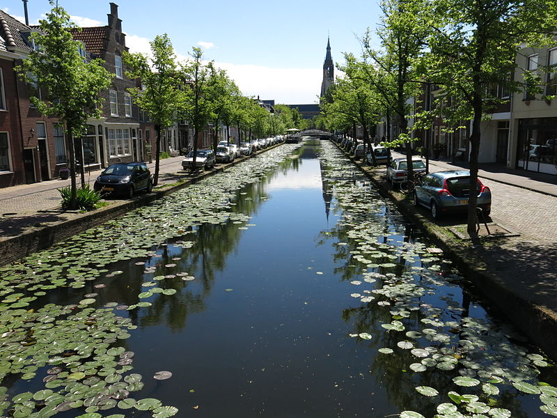 File:Canal in Delft (16088528757).jpg