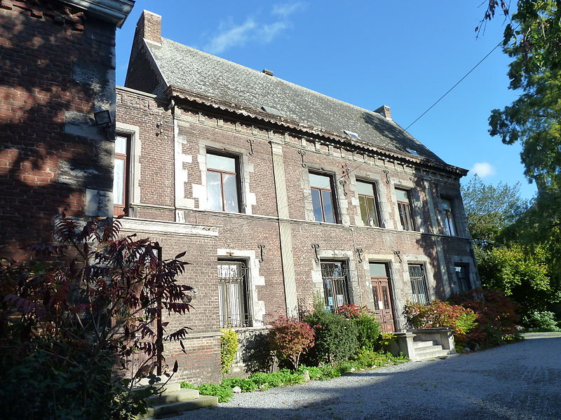 File:Castle Courtejoie Jemeppe Belgium 2.JPG