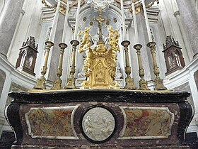 O altar-mor da catedral de Luçon.