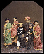 チャーマ・ラージャ10世と子供たち（左横にはクリシュナ・ラージャ4世もいる）