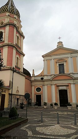 Епископската црква Сант Елпидио и нејзината камбанарија во Казапула