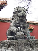 Un lion gardien chinois à l'extérieur du temple Yonghe, Pékin, dynastie Qing, v.  1694