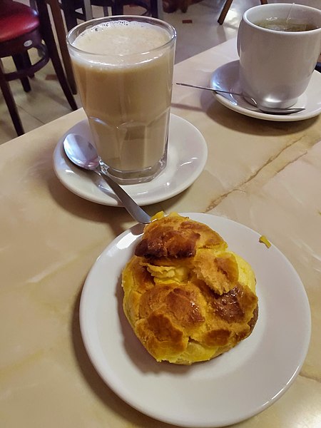 File:Choux con café con leche.jpg