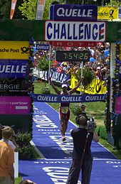 Der Zieleinlauf des Challenge-Roth-Triathlons (2007)