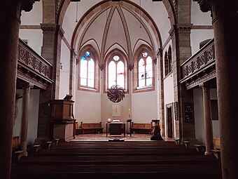 Blick vom Eingang zum Altar