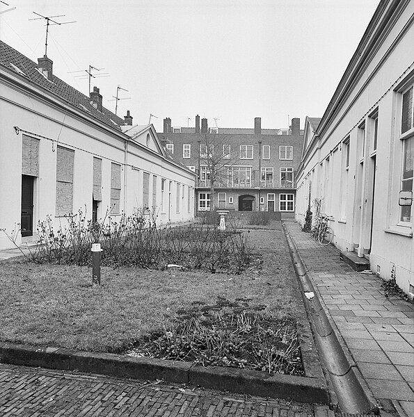 File:Clara Mariahof aan de Vrieseweg, gevelwand - Dordrecht - 20061615 - RCE.jpg