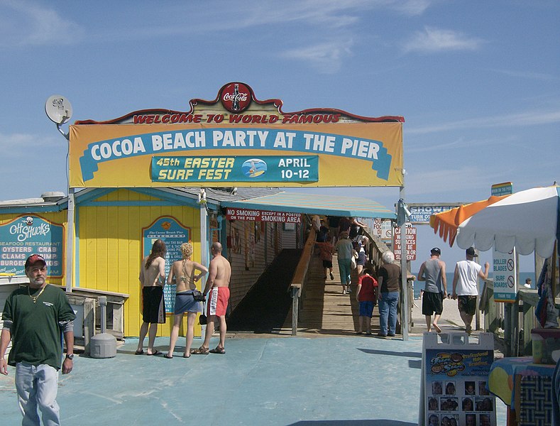 File:Cocoa Beach Pier - panoramio - kennard.jpg