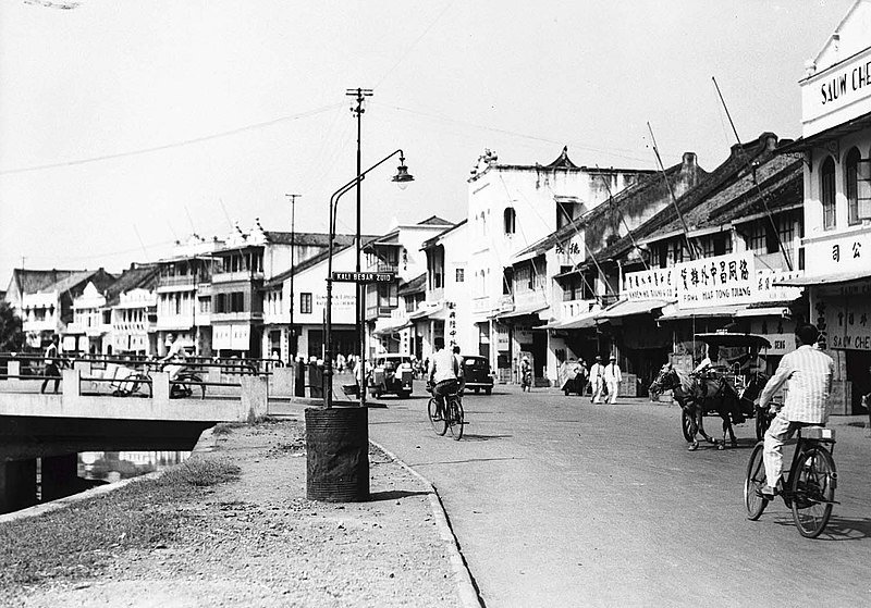 File:Collectie NMvWereldculturen, TM-60036462, Foto, 'De Kali Besar Zuid in de Chinese wijk van Batavia', fotograaf onbekend, 1925-1938.jpg