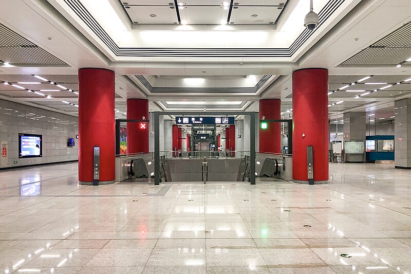 File:Concourse of L10 Fengtai Railway Station (20200608085123).jpg