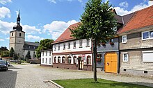 Am Marktplatz mit Gemeindeschänke und Kirche (Kamerastandpunkt→50.78179480694410.789062380833)