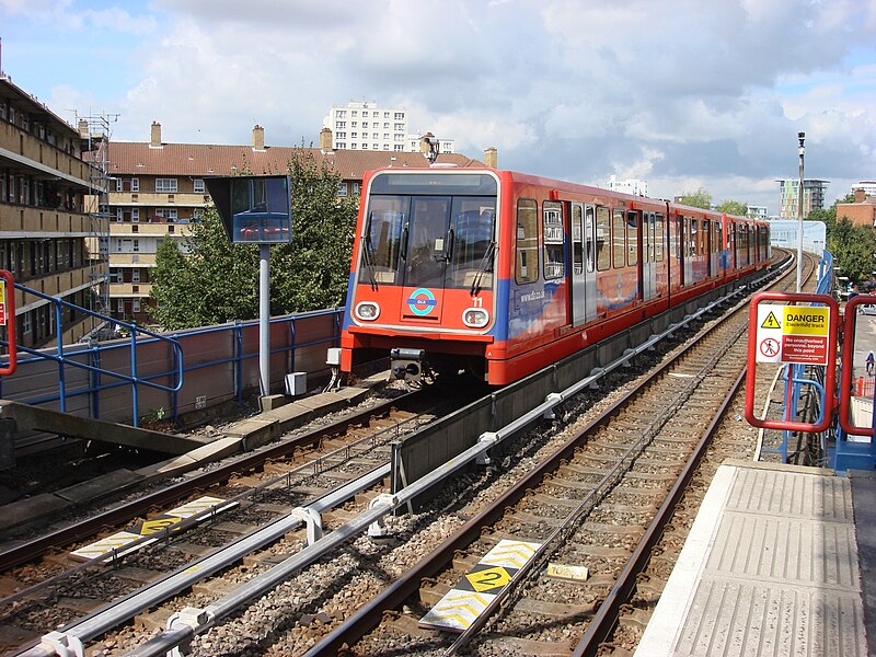 File:DLR train 11 at Westferry.jpg