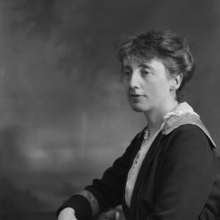 Dame Meriel Talbot 7. März 1918 von Bassano Ltd (sq beschnitten).png