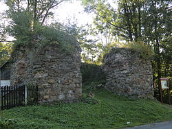 Dawny piec hutniczy, ruiny Ślemień IV.JPG