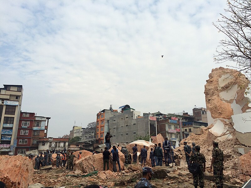 File:Dharhara after Nepalquake.JPG