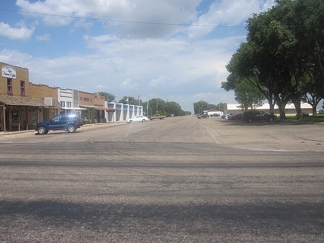 Downtown Vega, with courthouse to the right and City Hall to the left