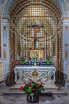 The Chapel of the Holy Crosses. Note the altar by Carlo Carra, the thick grating from 1500, and, at the back, the gilded chest. Duomo vecchio cappella delle Sante Croci sul lato sinistro Brescia.jpg