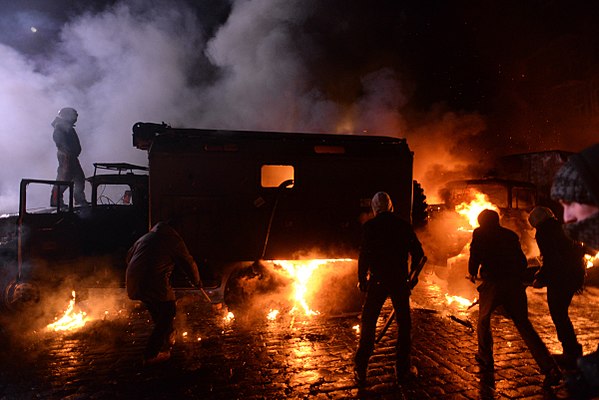 Dynamivska str barricades on fire. Euromaidan Protests. Events of Jan 19, 2014-9.jpg