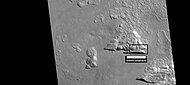 Variació del terreny festonat en depressions amb parets del sud rectes (imatge HiRISE). El rectangle indica la part ampliada a les imatges següents.