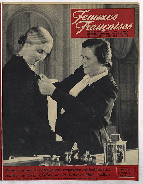 Cover of Femmes Francaises showing Cotton receiving the Stalin prize for peace from Nina Popova.