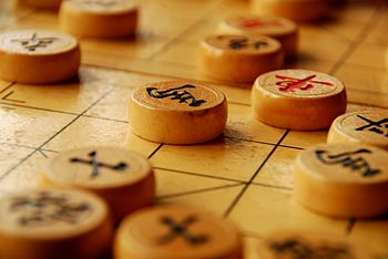 Xiangqi, ett populärt historiskt brädspel från Kina.