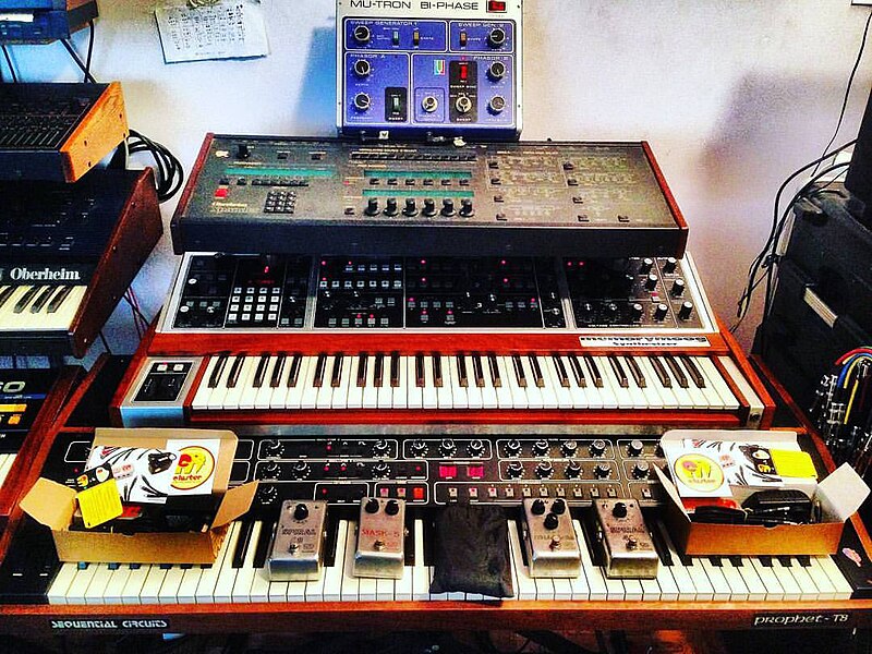 File:Effects units on synthesizer stack - Mu-tron Bi-Phase, Oberheim Xpander, Moog memorymoog, Sequencial Circuits Prophet-T8, etc - La Siesta del Fauno Estudio-Laboratorio (2016-07-05 18.38.58 by Andrés Galeotti).jpg