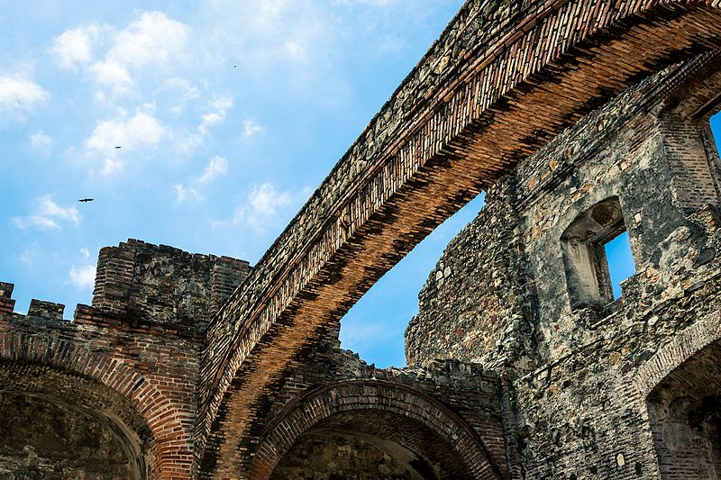 File:El Arco Chato, Panamá.jpg