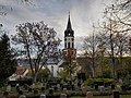 Kirche (mit Ausstattung), Reste der alten Kirchhofsmauer sowie zwei Wandgräber an der Nordwand der Kirche und vier eiserne Grabmale für die Familie von Schönburg-Hartenstein