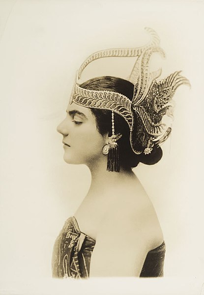 File:EvaGauthierHeaddress.jpg