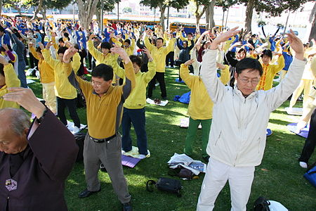 Tập tin:Falun Dafa the second exercise, standing meditation.jpg