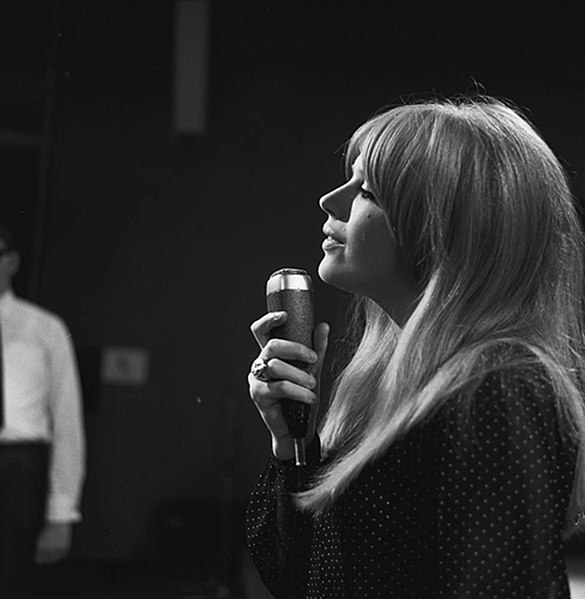 Faithfull performing on the Dutch TV programme Fanclub on 17 September 1966