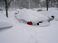 Varios automóviles enterrados hasta la altura de la ventana por la nieve que sigue cayendo