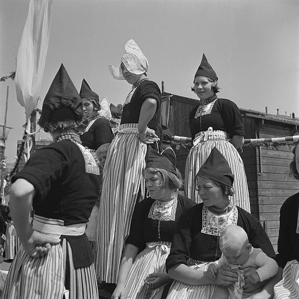 File:Feesten en kermis te Volendam, Bestanddeelnr 900-5446.jpg