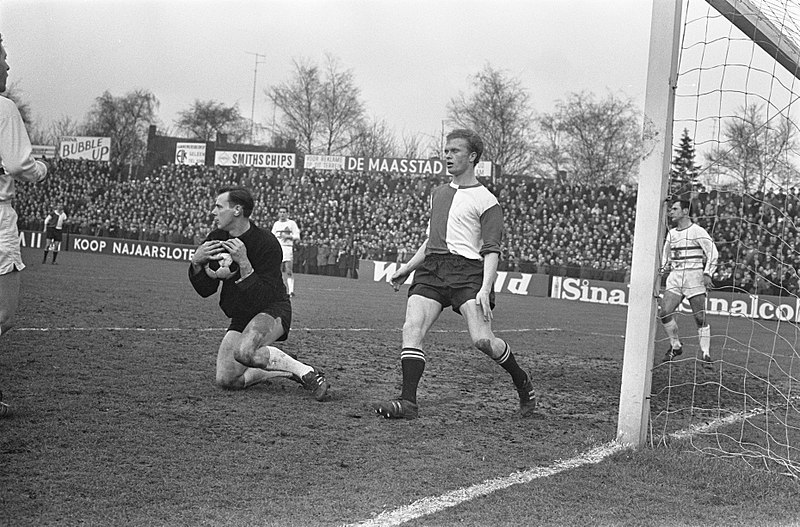 File:Fortuna 54 tegen Feyenoord 0-1, Keeper Pakbiers heeft de bal. Ruud Geels komt te, Bestanddeelnr 921-0464.jpg