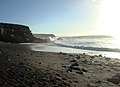 Blick in Richtung Süden auf den Strand und die Küste & die sich brechenden Wellen