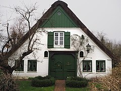 Objekt war bis 2015 als Baudenkmal ausgewiesen. Sogenannter Möllerhof - Kleines Fachhallenhaus - Bis 1923 Rauchhaus - 53°41′56″N 9°38′56″E﻿ / ﻿Dorfstraße 49﻿ / 53.698885; 9.6488534         Foto: 2020